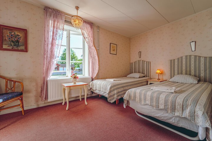 Room 52 of 148