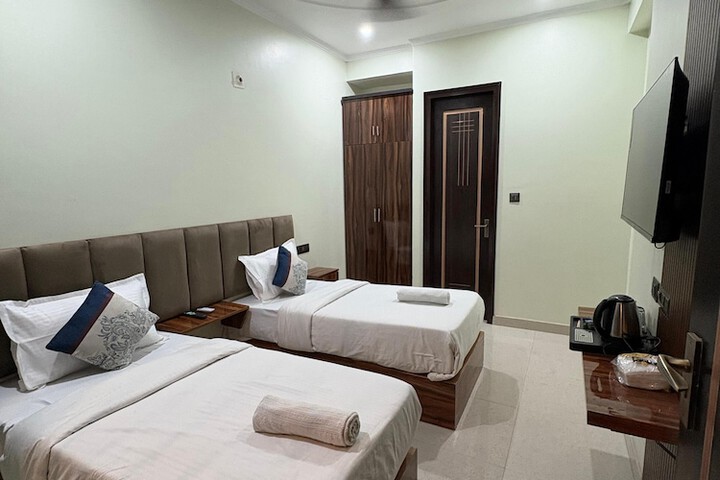 Room 7 of 33