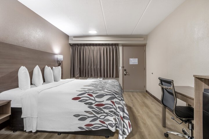 1 King Bed (5 of 26)