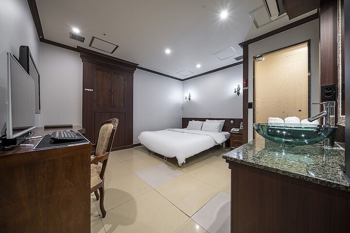 Room 21 of 60