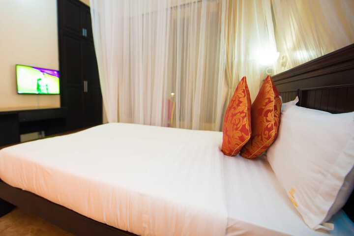 Room 7 of 33