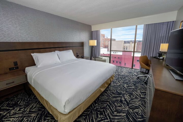 1 King Bed Hearing Accessible (18 of 19)