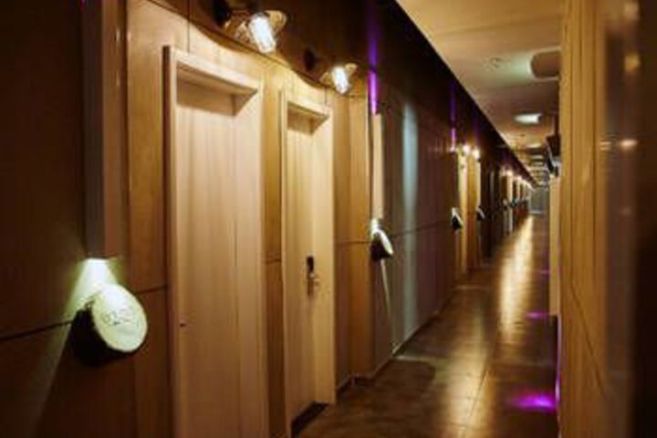 Room 4 of 8