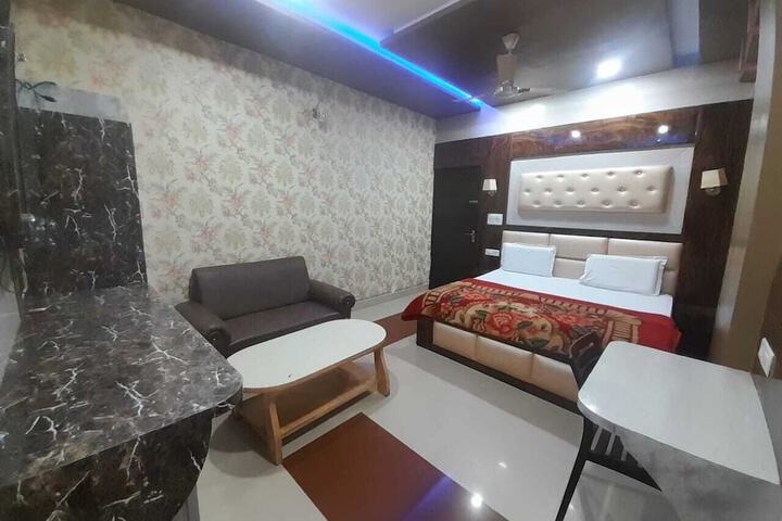 Room 13 of 28