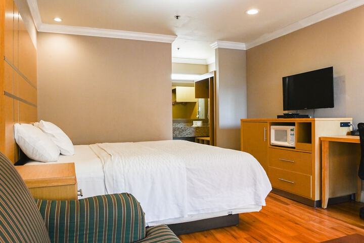 1 Queen Bed (3 of 22)