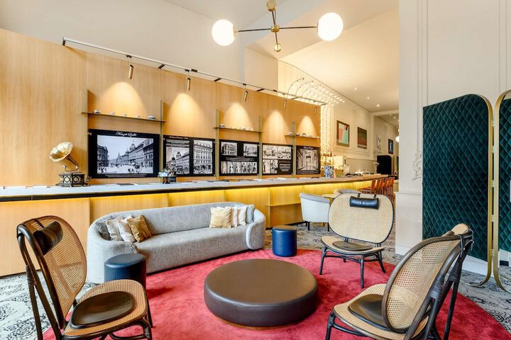 Lounge 83 of 101