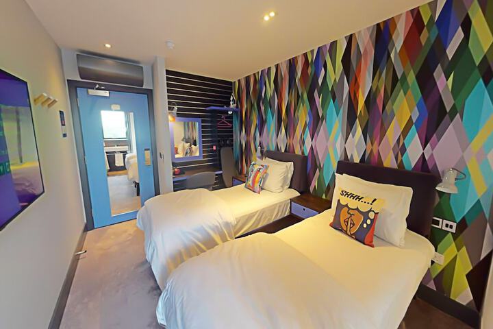 Room 9 of 37