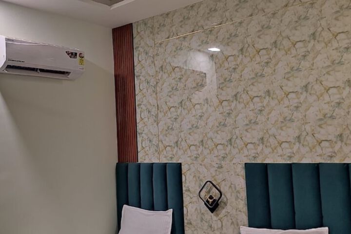 Room 9 of 14
