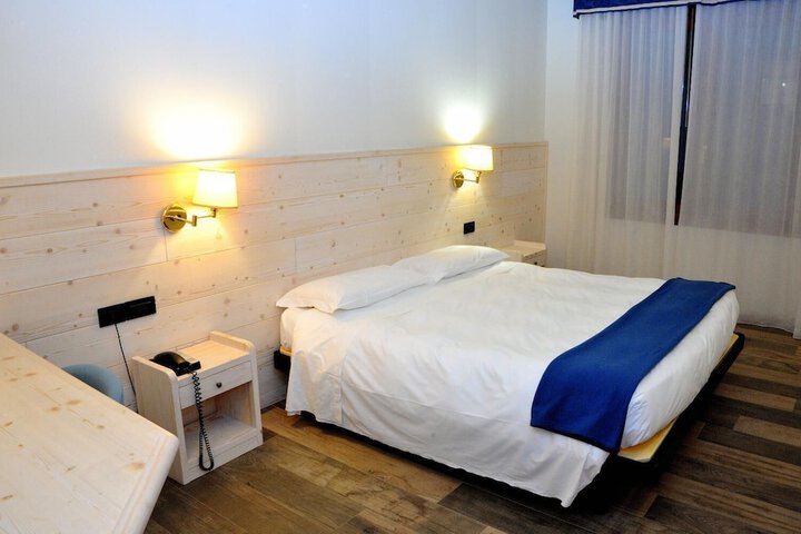 Room 6 of 15