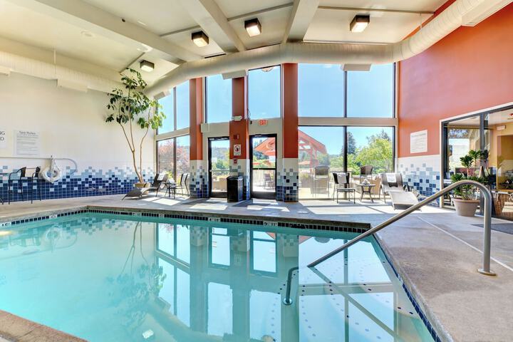 Pool image of The Lodge at Roseburg