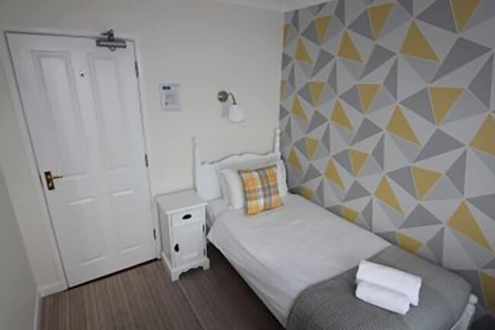 Room 6 of 25