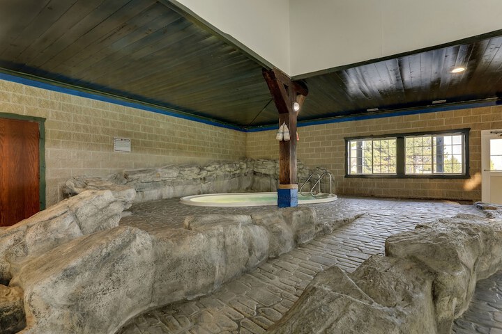 Indoor spa tub