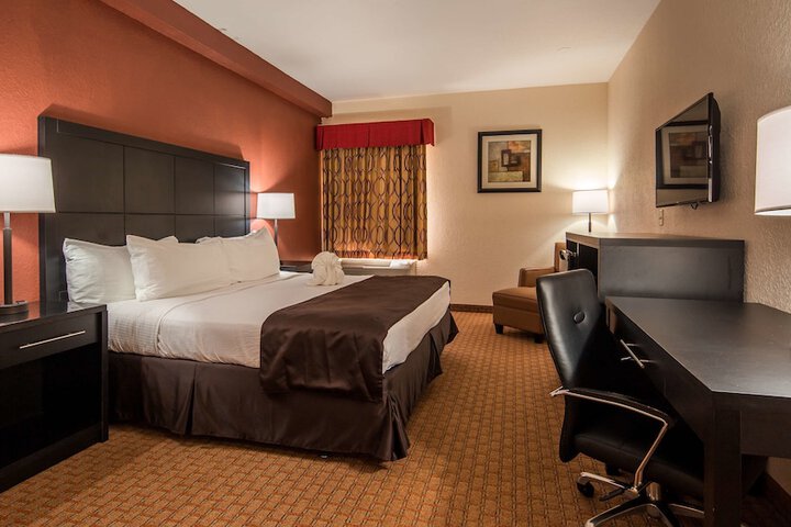 1 King Bed Microwave and Refrigerator WiFi Full Breakfast (4 of 9)