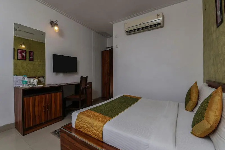 Room 13 of 16