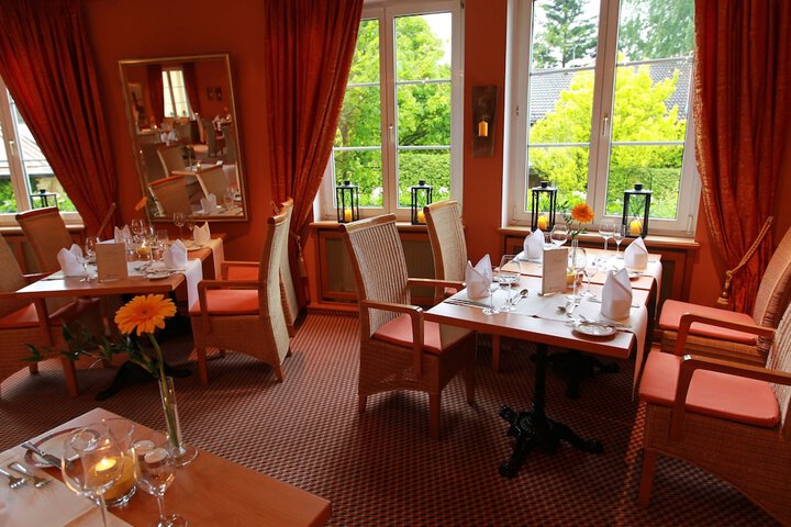 Dining 4 of 11