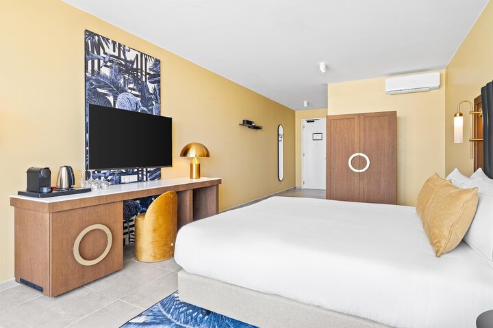 Room 38 of 170