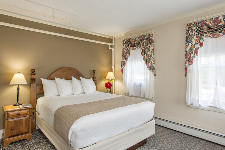 Classic Queen Bed (4 of 18)