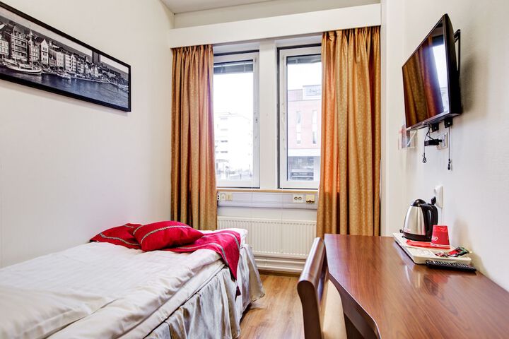 Room 9 of 36