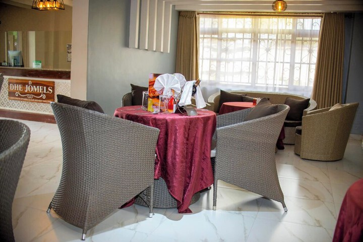 Lounge 49 of 70