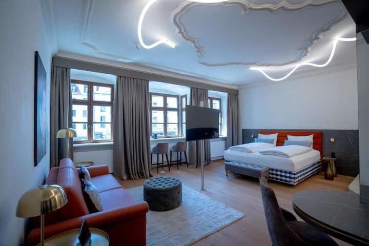 Room 33 of 48