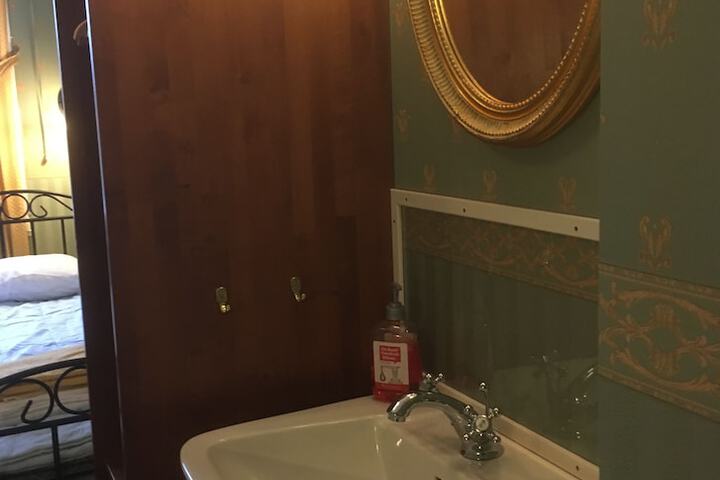 Room 52 of 71