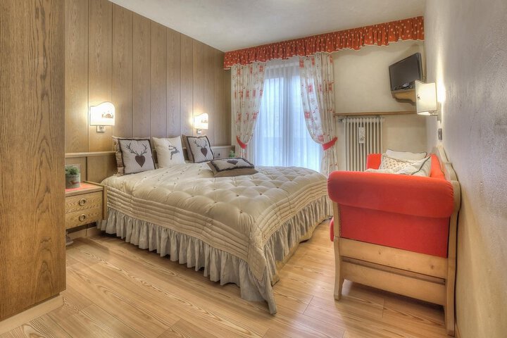 Room 10 of 33