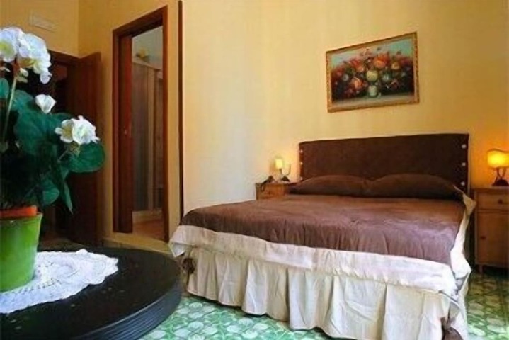 Room 4 of 18