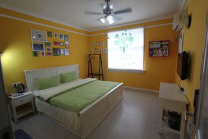 Room 6 of 16