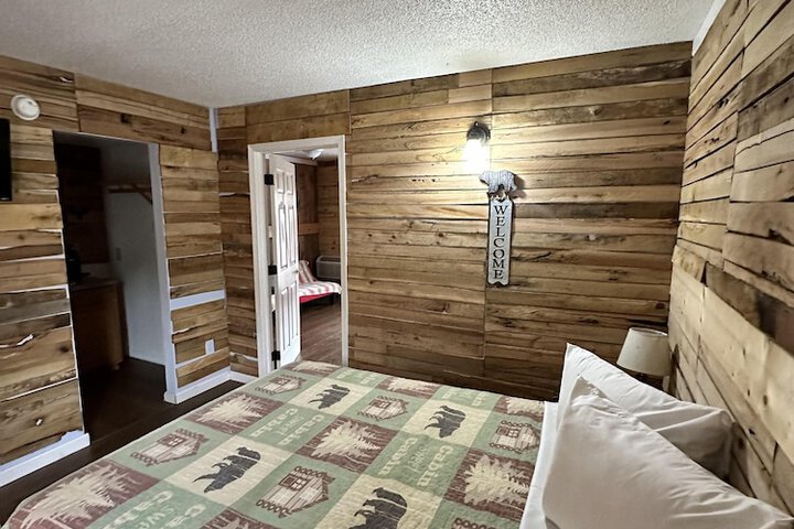 1 Queen Bed (7 of 24)