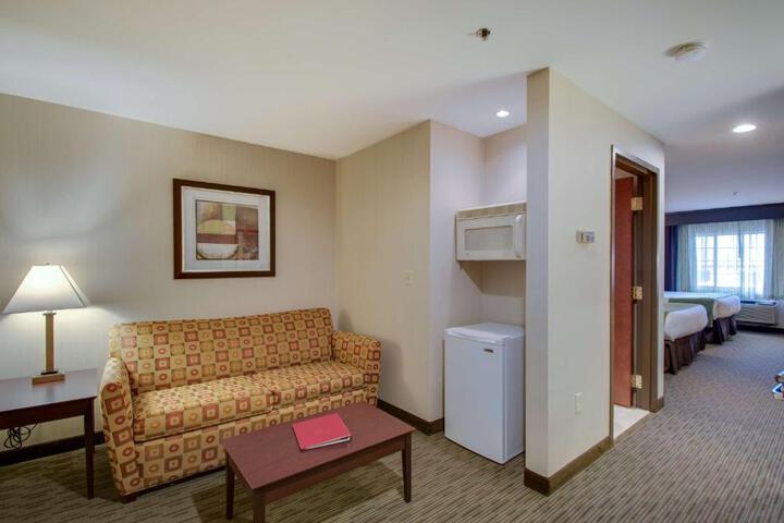 2 Queen Beds Microwave and Refrigerator WiFi Full Breakfast (11 of 25)
