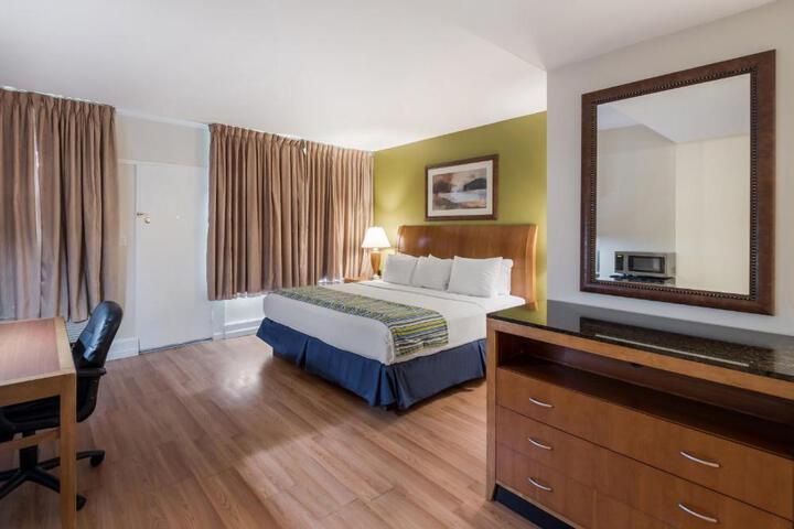 1 King Bed (4 of 9)