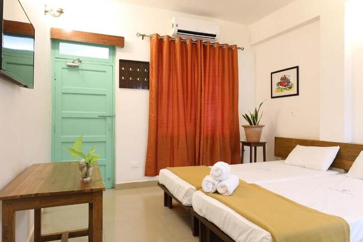 Room 4 of 25