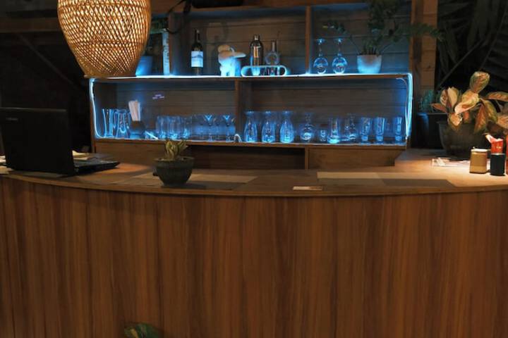 Lounge 12 of 24