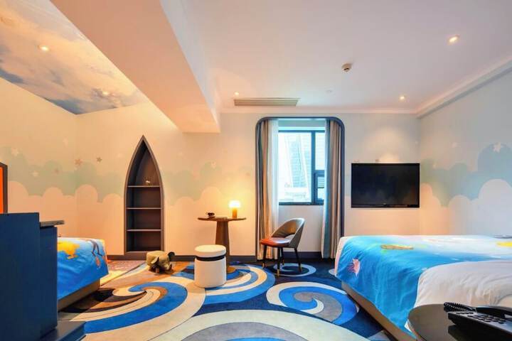 Room 15 of 33
