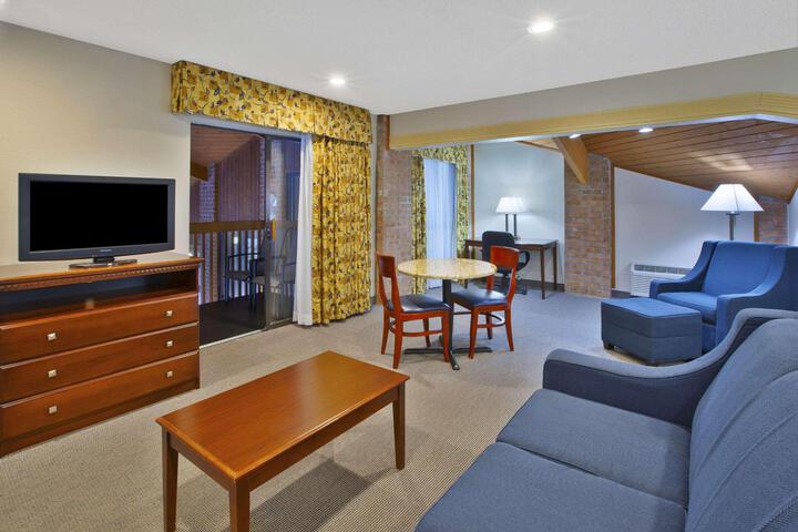1 King Bed (2 of 7)