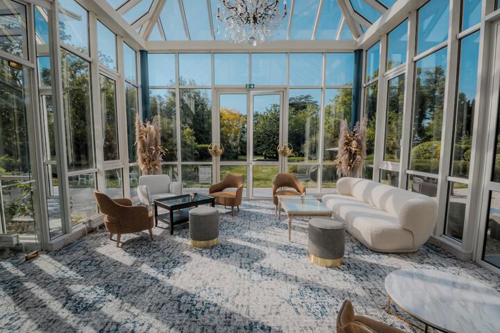 Lobby lounge