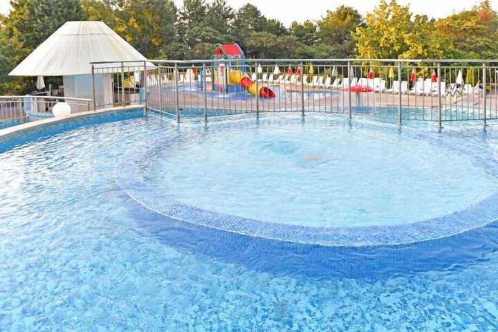 Pool 15 of 42