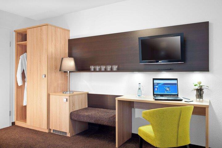 Room 16 of 38