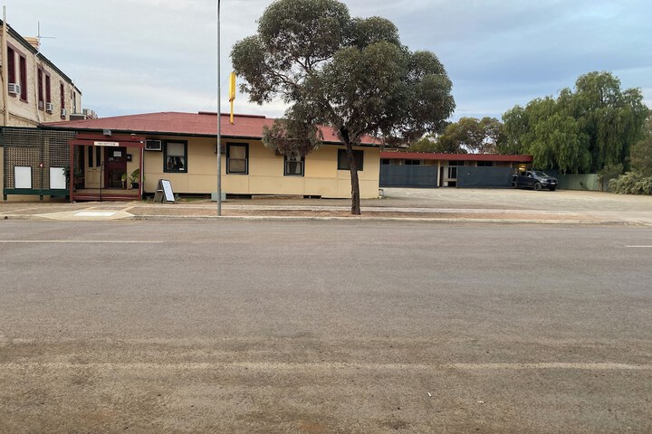 Hawker Hotel Motel