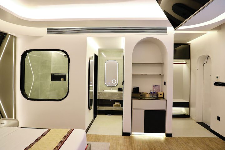 Room 4 of 63