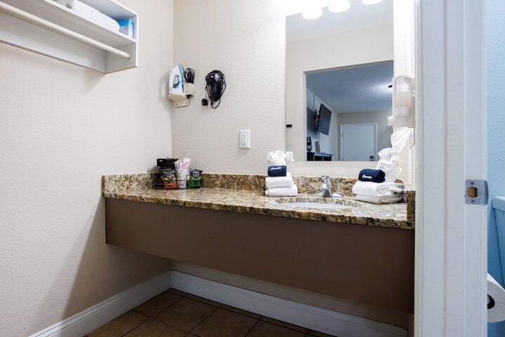 2 Queen Beds Accessible (12 of 16)