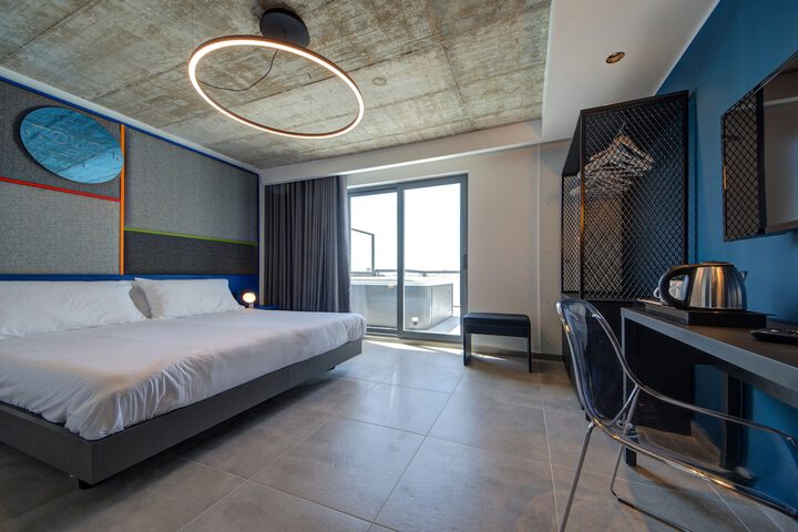 Room 6 of 62