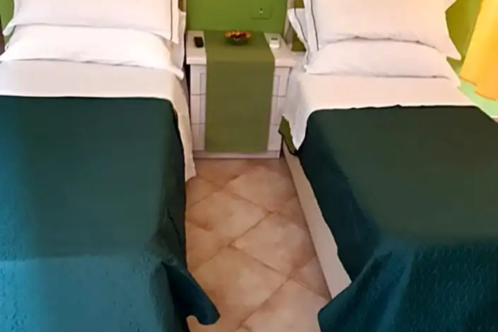 Room 4 of 25