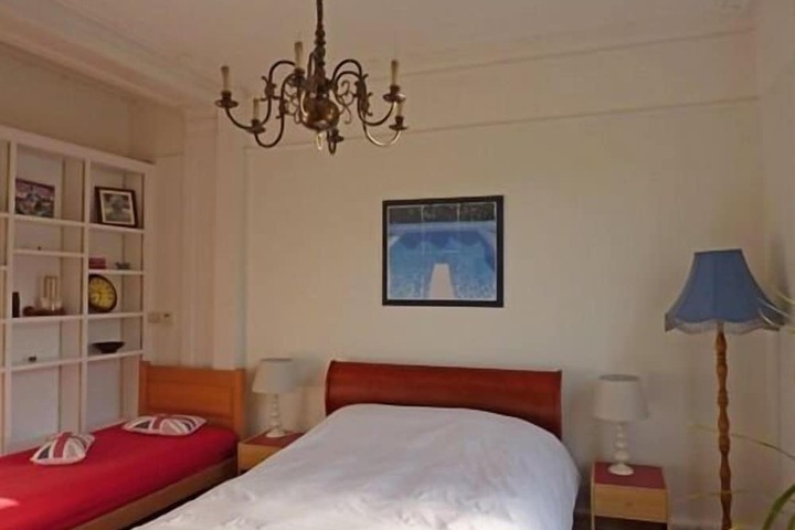 Room 4 of 8
