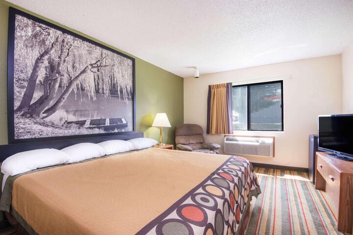 1 King Bed Deluxe Room (1 of 6)