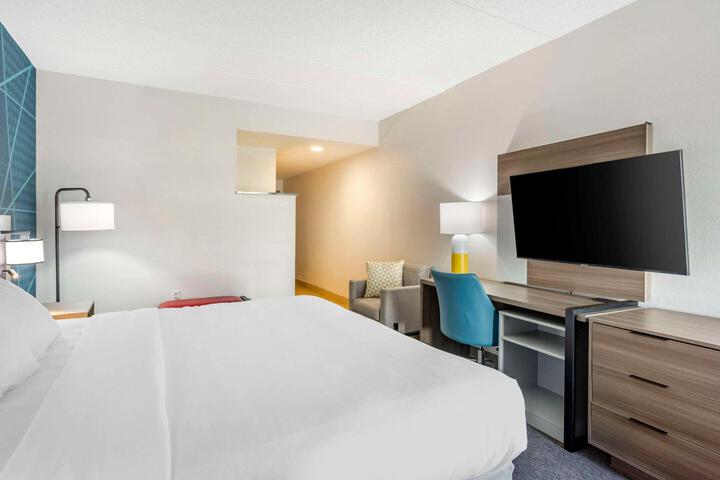 1 King Bed (1 of 16)