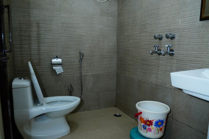 Room 33 of 46