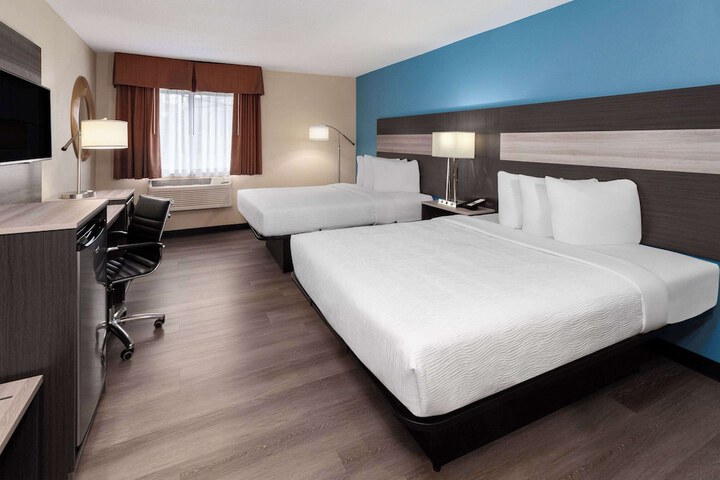 2 Queen Beds (2 of 2)