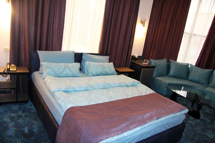 Room 10 of 28