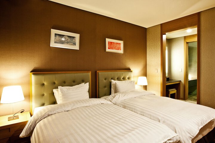 Room 16 of 110